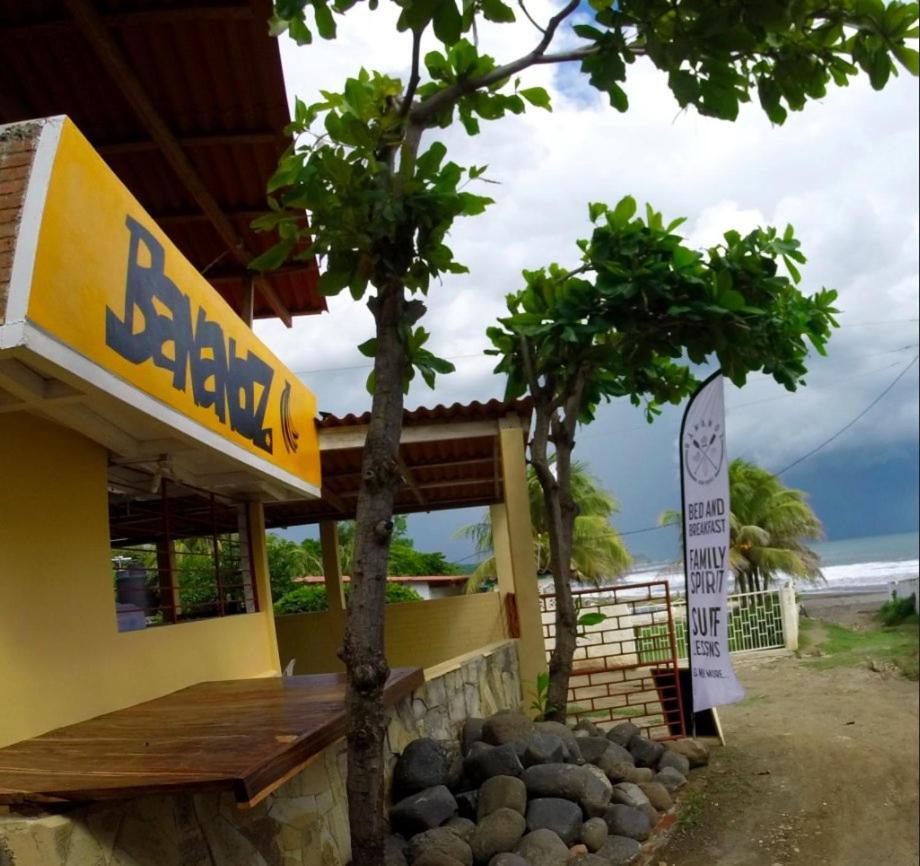 Bananoz Surfhouse Panzió Transito Kültér fotó